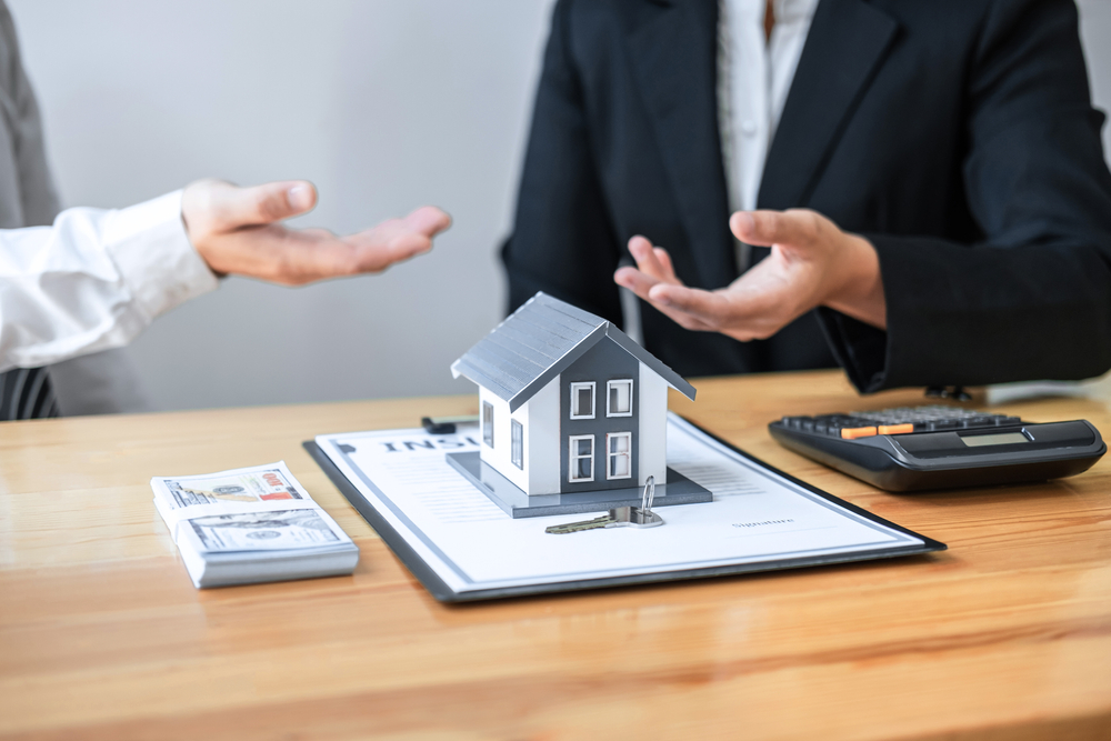 Estate,Agent,Are,Presenting,Home,Loan,And,Giving,House,To