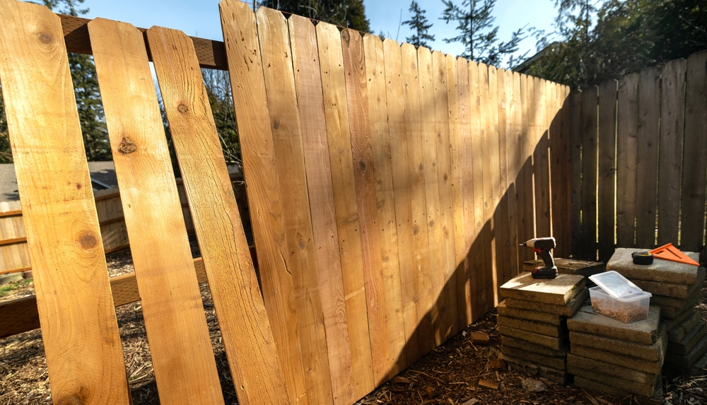 Building,A,Cedar,Picket,Wood,Fence,Scene,Stringers,Backer,Rails