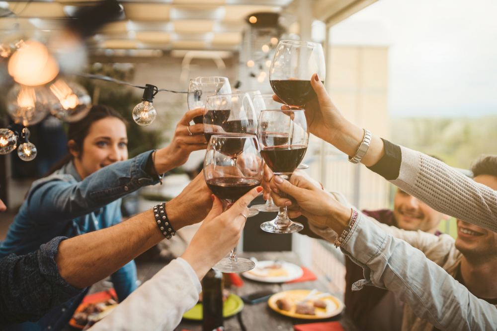 Young,Friends,Celebrating,At,Dinner,At,Sunset,-,Detail,Of